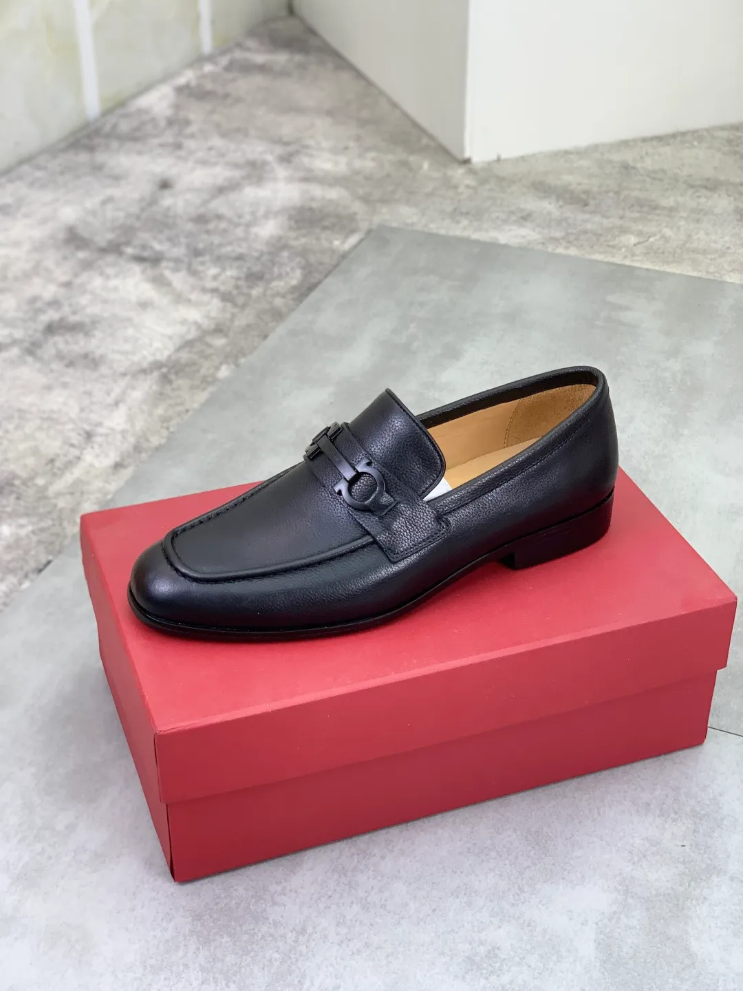 Men's Men's Shoes 💰P560💰[New Style] Water-dyed Niuli 🆘[Salvatore Ferragamo] Ferragamo's latest casual business leather shoes for men! Listed simultaneously! The fabric is made of specially imported original calfskin, the lining is made of imported water-dyed cowhide, and the original combination outsole is absolutely luxurious and leads the fashion trend. Matching code: 39-44 (45 46 customized) 2️⃣ colors available